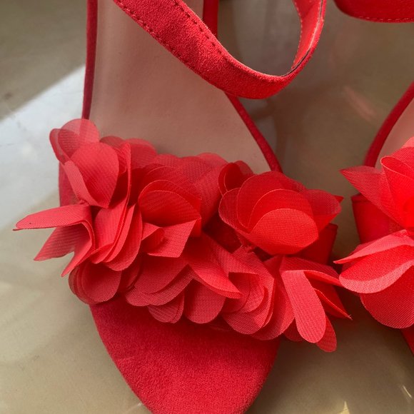 Never worn, coral red floral sandals, size 8 - Picture 2 of 14